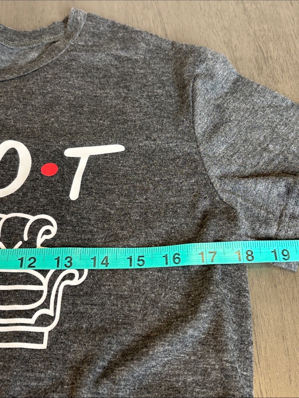 🩶 Friends “Pivot Couch” Graphic Tee Women’s Small Dark Gray Short Sleeve 🩶 - Picture 5 of 6